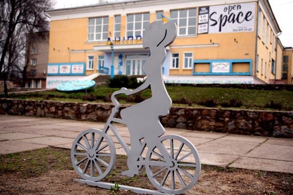 «Девушка на велосипеде»: на Днепропетровщине появился интересный арт-объект - рис. 1