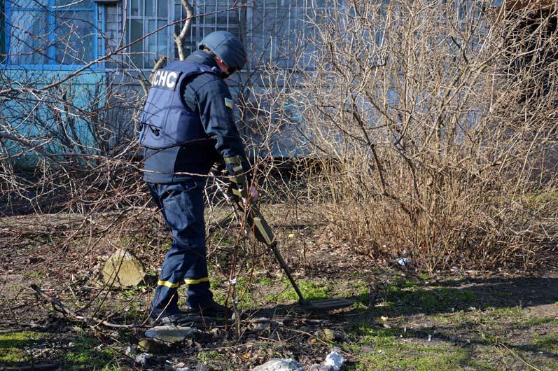 Пиротехники обследовали территорию, где от взрыва пострадал мальчик - рис. 2