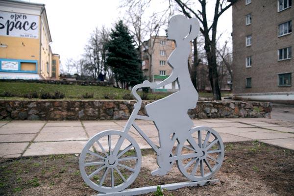 «Девушка на велосипеде»: на Днепропетровщине появился интересный арт-объект - рис. 2