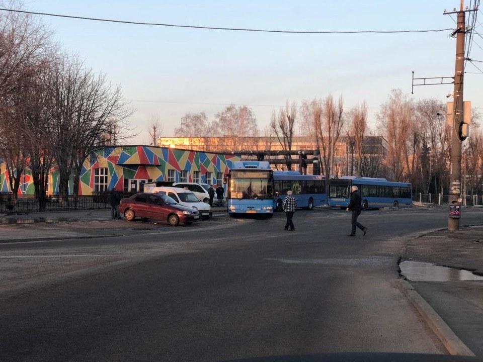 Первый пошёл: в Днепре полностью заменили передвижной состав на одном из маршрутов - рис. 1