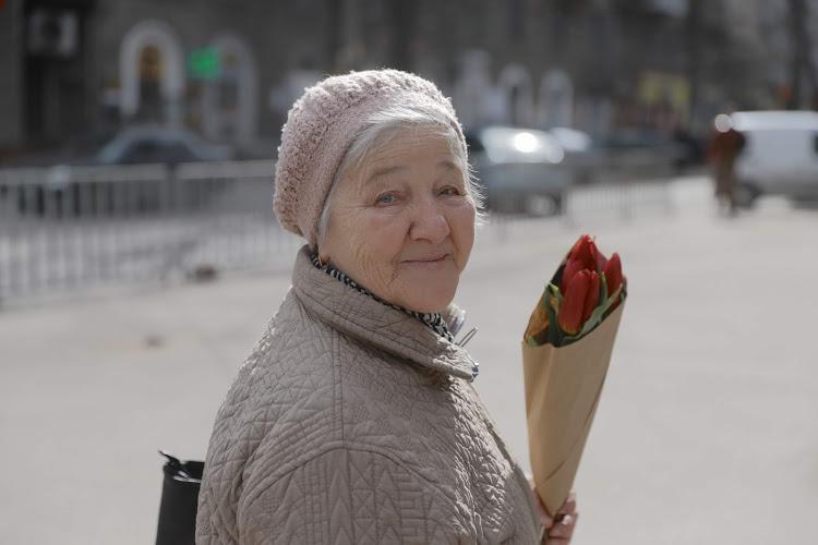 Праздничное поздравление от мэра: 8 марта на улицах Днепра женщинам дарили цветы - рис. 9