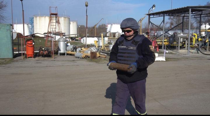 Аэропорт Днепра снова работает: спасатели обезвредили снаряды - рис. 1