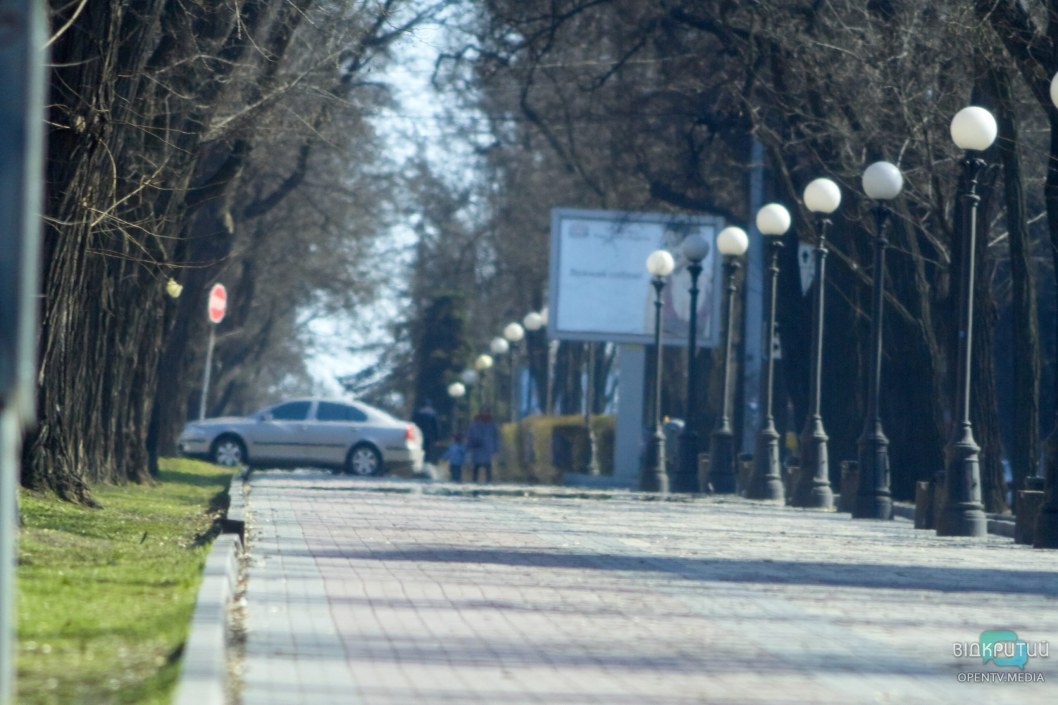Город отдыхает, люди работают: как выглядит центр Днепра во время карантина (ФОТОРЕПОРТАЖ) - рис. 21