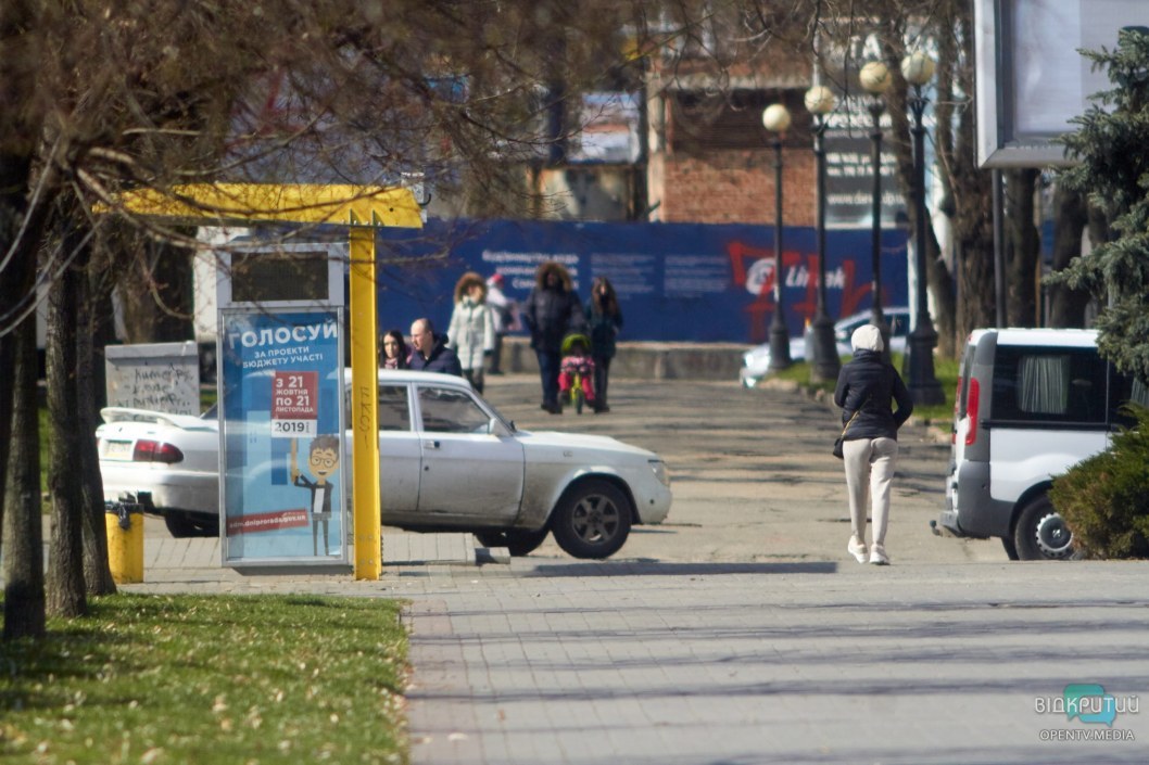 Город отдыхает, люди работают: как выглядит центр Днепра во время карантина (ФОТОРЕПОРТАЖ) - рис. 24