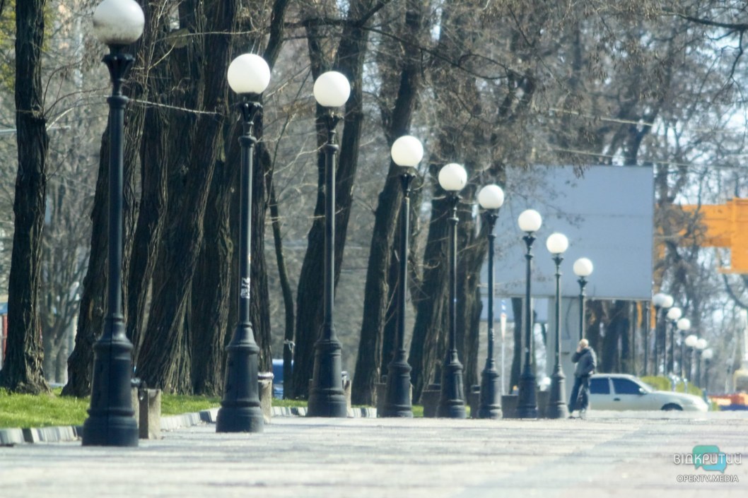 Город отдыхает, люди работают: как выглядит центр Днепра во время карантина (ФОТОРЕПОРТАЖ) - рис. 27