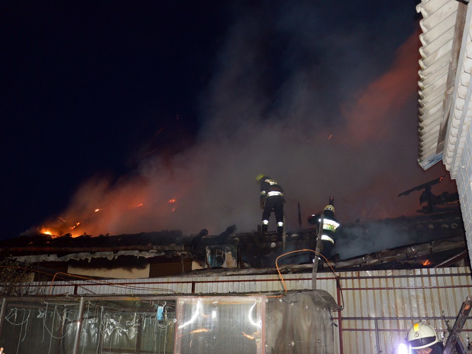 Горело 300 квадратов: пожар в частном доме под Днепром тушили водой с реки (ФОТО, ВИДЕО) - рис. 5