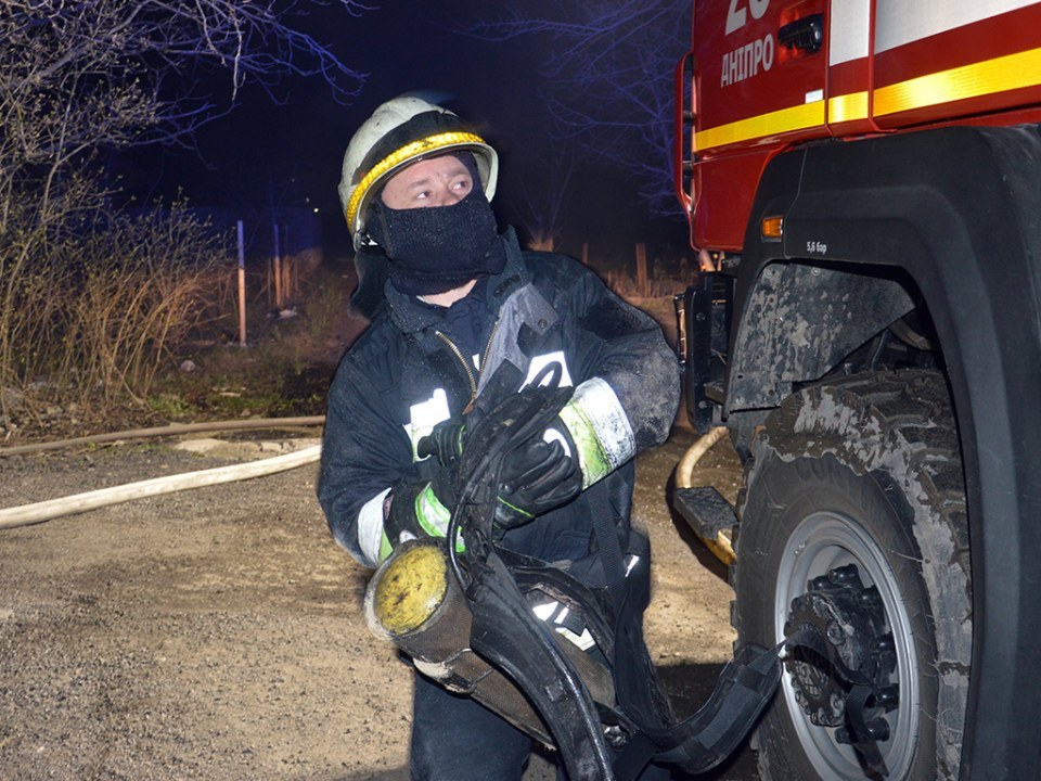 Горело 300 квадратов: пожар в частном доме под Днепром тушили водой с реки (ФОТО, ВИДЕО) - рис. 2