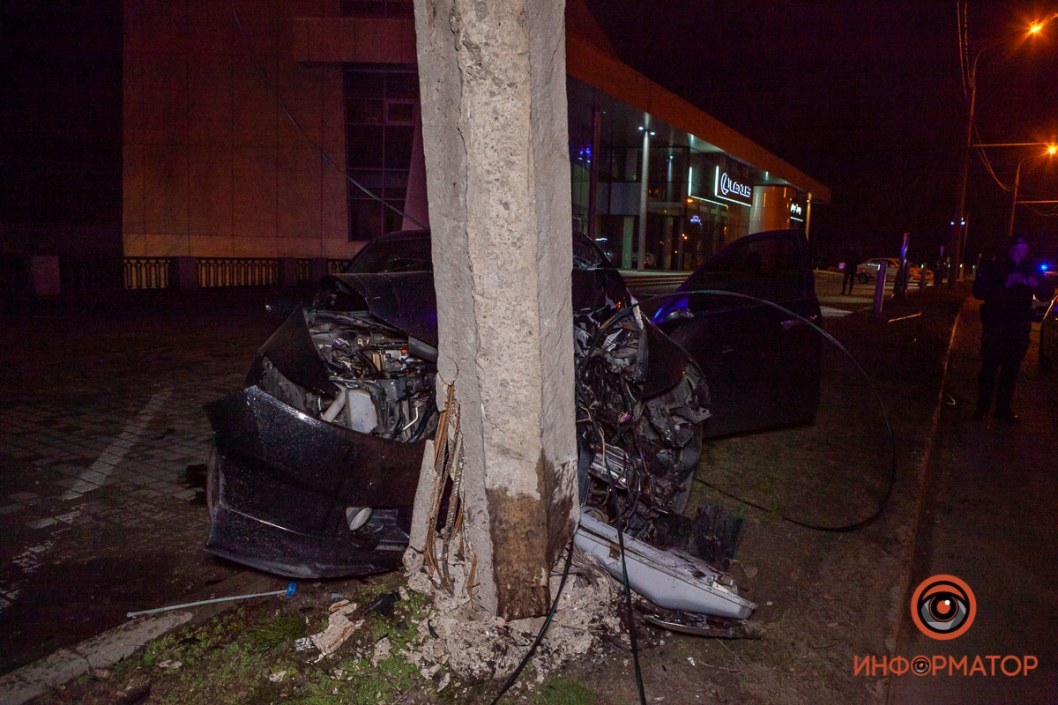 ДТП с пострадавшими: на Набережной Победы Honda врезалась в столб около элитного автосалона (ФОТО, ВИДЕО) - рис. 3