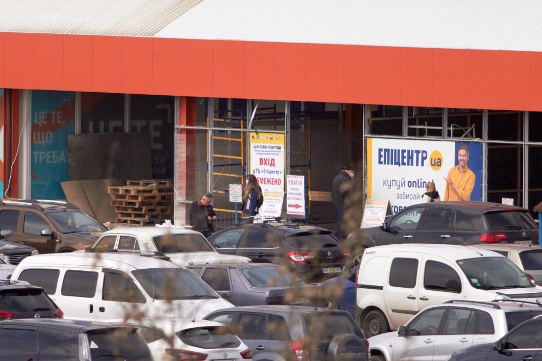 Закупки на карантине: как выглядят парковки супермаркетов Днепра - рис. 2