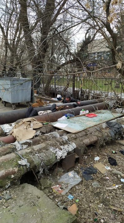 В Днепре бомжи устроили "хостел" в 30 м от детской площадки (ФОТО) - рис. 1