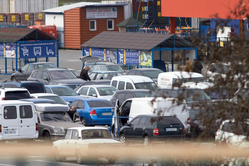Закупки на карантине: как выглядят парковки супермаркетов Днепра - рис. 4