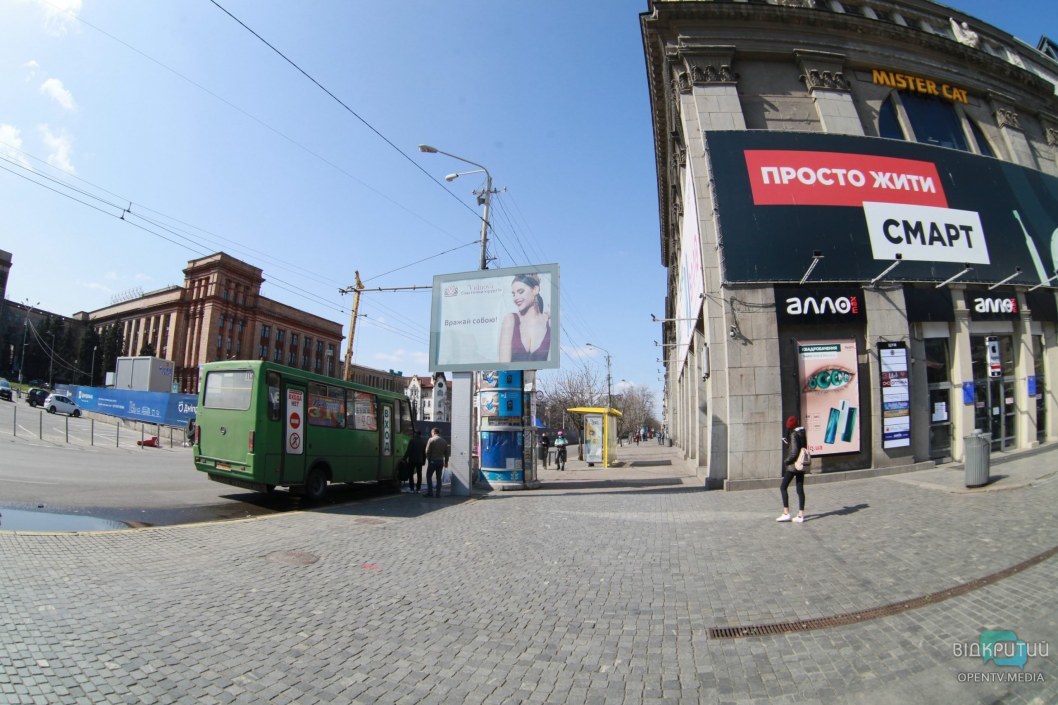 Город отдыхает, люди работают: как выглядит центр Днепра во время карантина (ФОТОРЕПОРТАЖ) - рис. 35