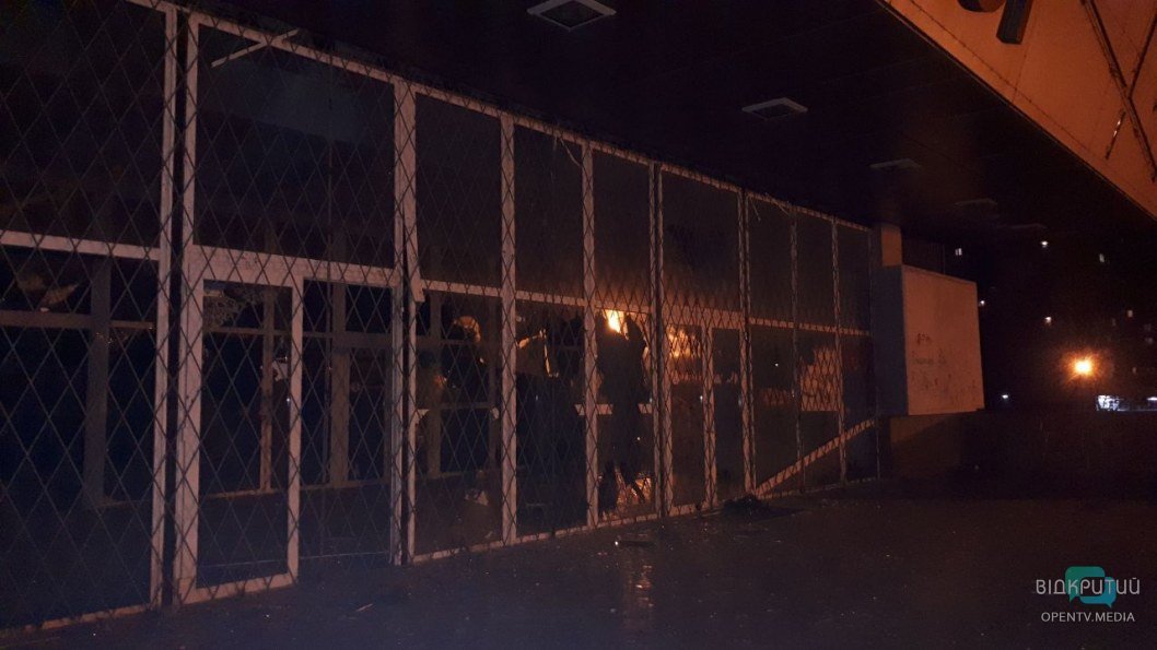 Наконец-то: в Днепре заброшенный кинотеатр "Салют" закрыли решетками - рис. 3