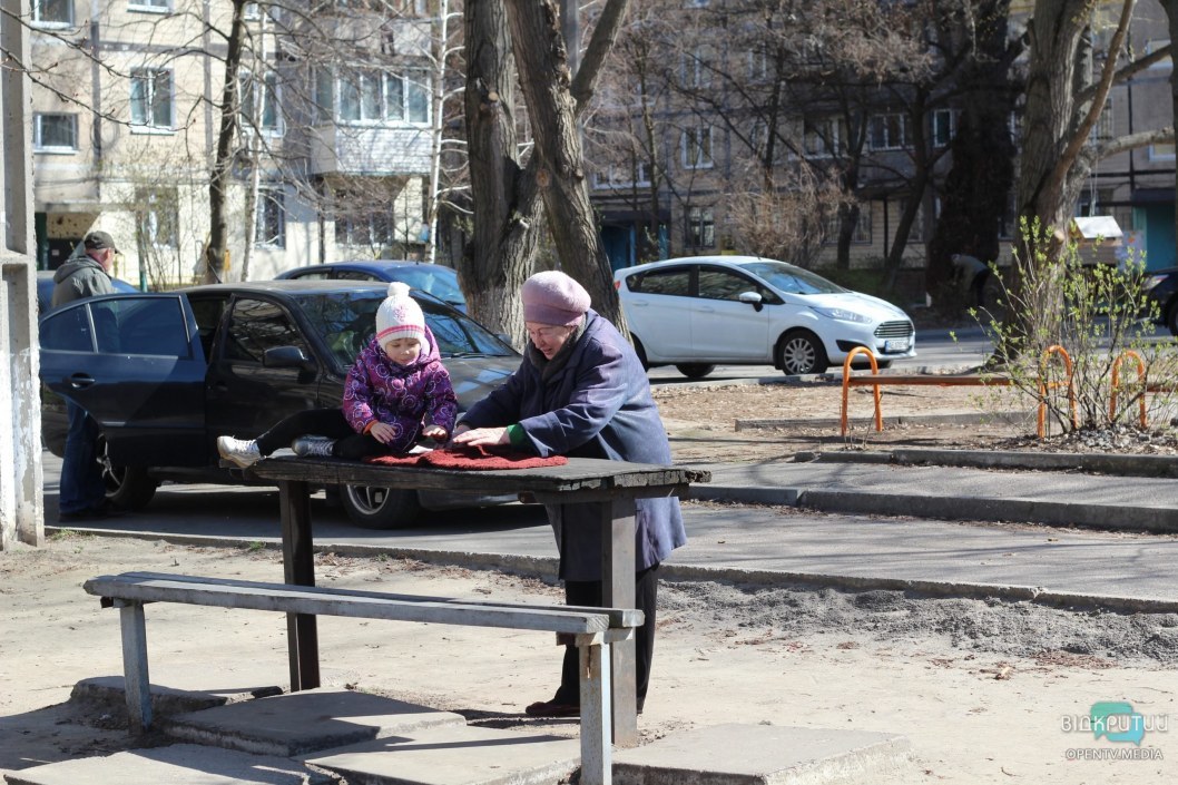 Как в Днепре на Красном Камне переживают карантин (ФОТОРЕПОРТАЖ) - рис. 12