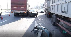 В Днепре на Набережной столкнулись фуры: движение в сторону центра парализовано (ФОТО) - рис. 6