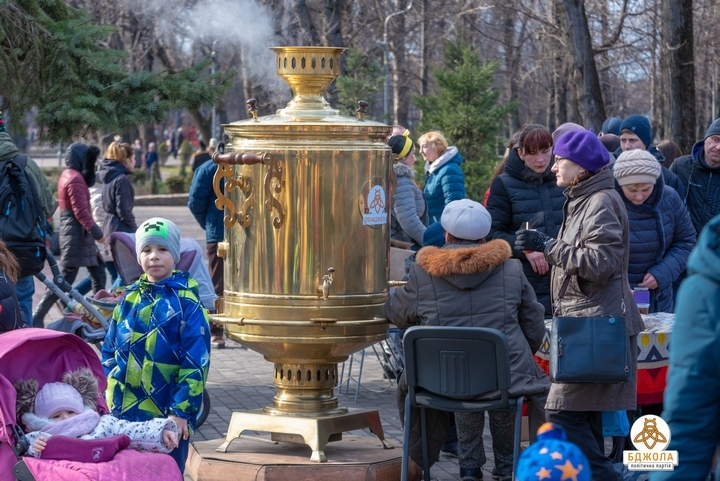 Золотой самовар, перетягивание каната и сжигание Мары: как отмечали Масленицу жители Каменского (ФОТО) - рис. 6