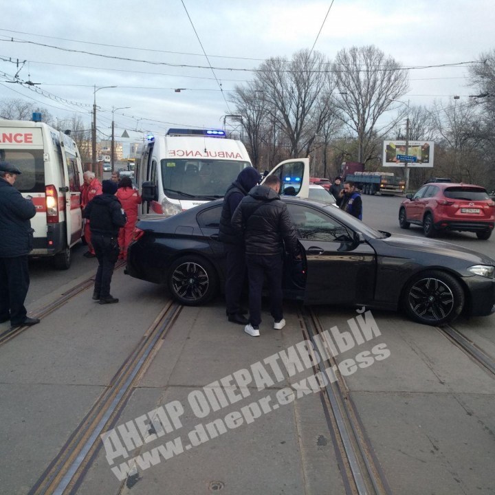 В Днепре на Мануйловском проспекте скорая столкнулась с BMW - рис. 1