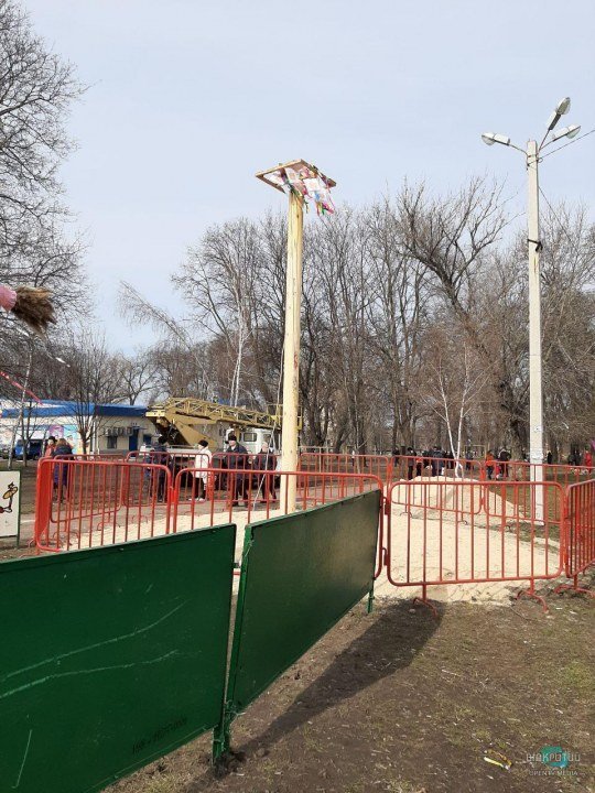 Золотой самовар, перетягивание каната и сжигание Мары: как отмечали Масленицу жители Каменского (ФОТО) - рис. 15