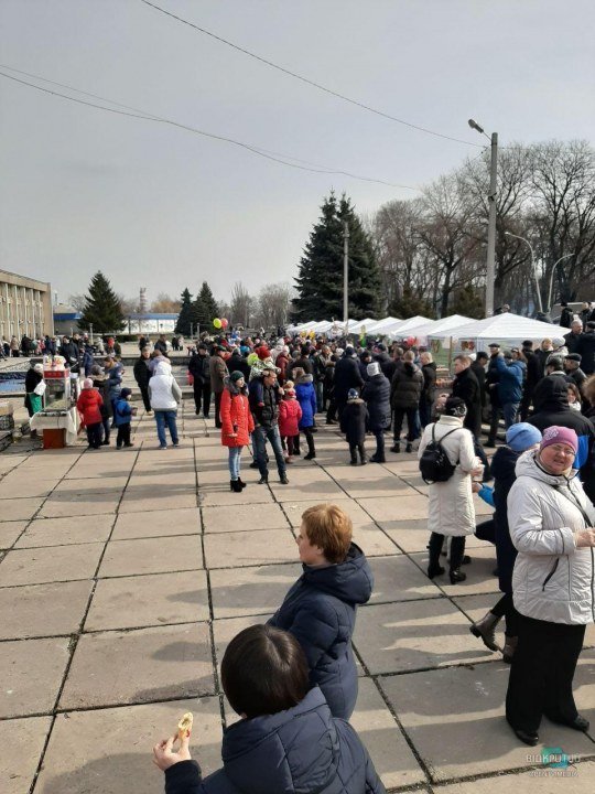 Золотой самовар, перетягивание каната и сжигание Мары: как отмечали Масленицу жители Каменского (ФОТО) - рис. 10