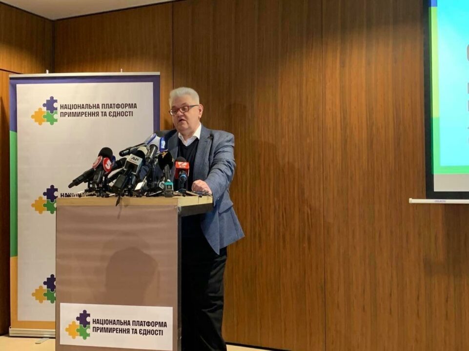 Парни из "Азова" напали на Сивохо после презентации платформы Национального примирения (ВИДЕО)