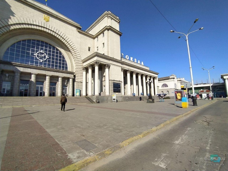 Поездки, отмена: в Днепре и области закрылись вокзалы (ФОТО) - рис. 1