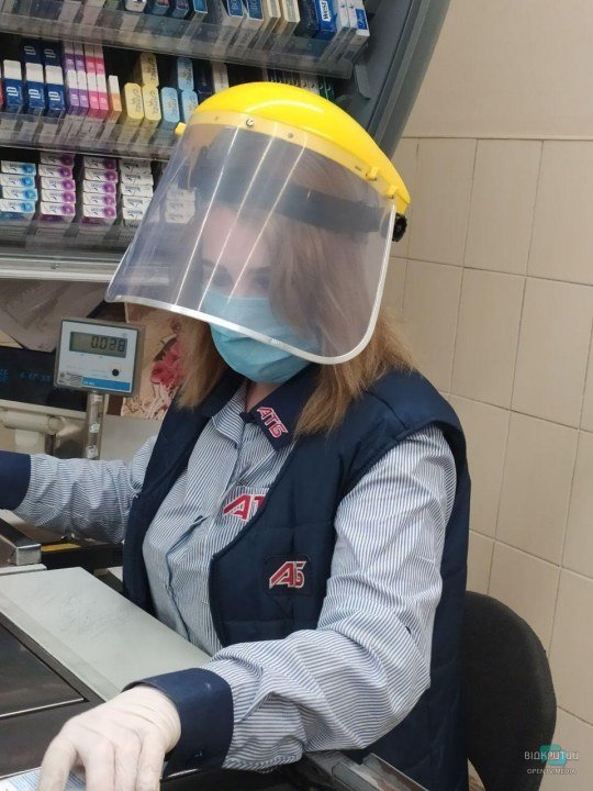 В днепровских АТБ кассиры теперь работают в шлемах (ФОТО) - рис. 1