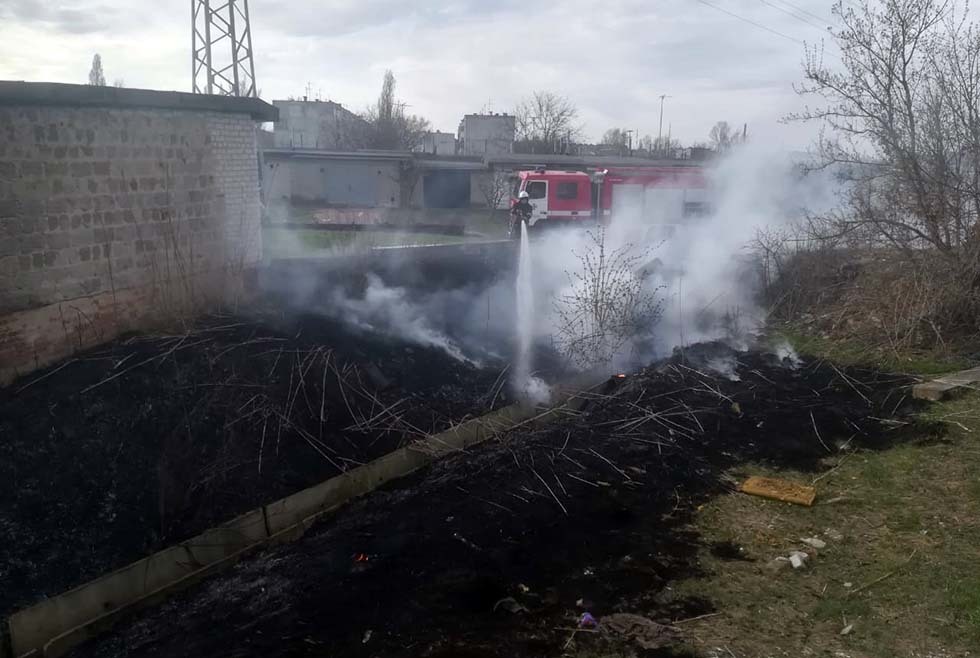 В Павлограде сгорел гектар сухой травы (ФОТО) - рис. 2