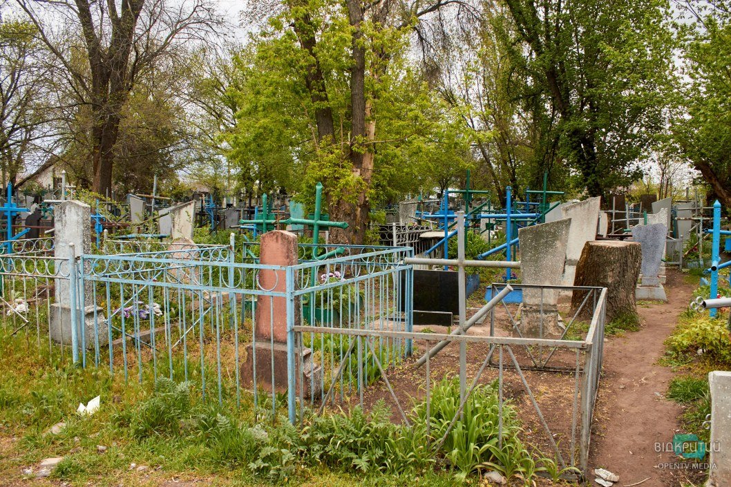 Полиция на въезде и таблички: что происходит на Новоклочковском кладбище в Днепре (ФОТО) - рис. 4