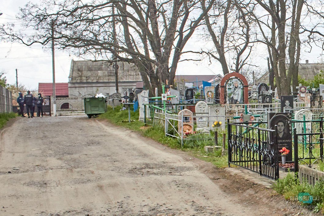 Сигнальные ленты и полиция: что происходит на кладбищах на левом берегу в Днепре (ФОТО) - рис. 4