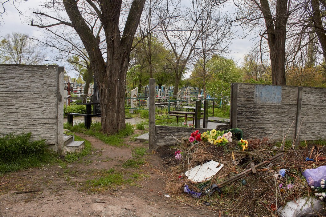 Сигнальные ленты и полиция: что происходит на кладбищах на левом берегу в Днепре (ФОТО) - рис. 1