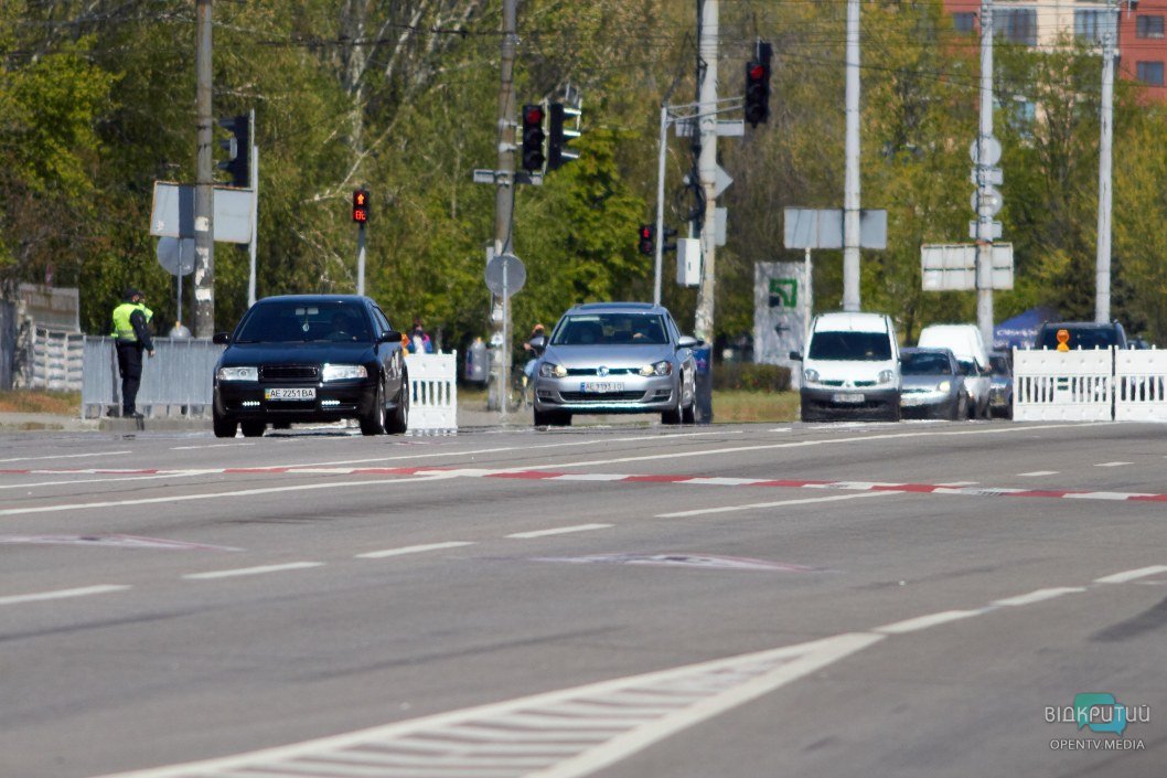 Поток машин и КрАЗ с решеткой: что происходит на блокпосту на Слобожанском проспекте (ФОТО) - рис. 2