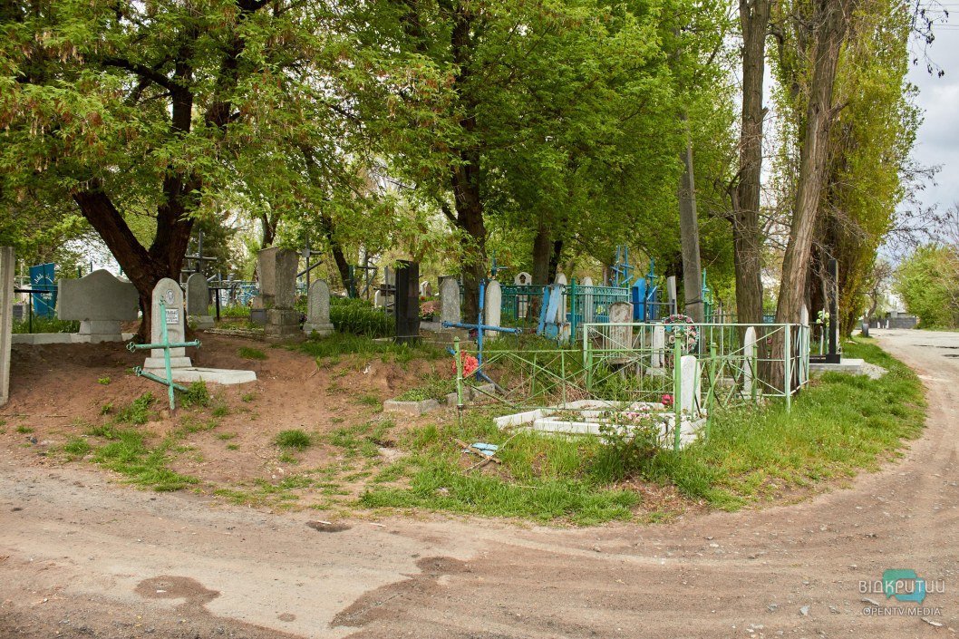 Полиция на въезде и таблички: что происходит на Новоклочковском кладбище в Днепре (ФОТО) - рис. 3