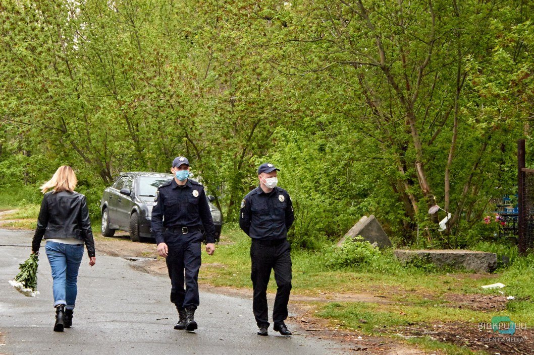 Сигнальные ленты и полиция: что происходит на кладбищах на левом берегу в Днепре (ФОТО) - рис. 5