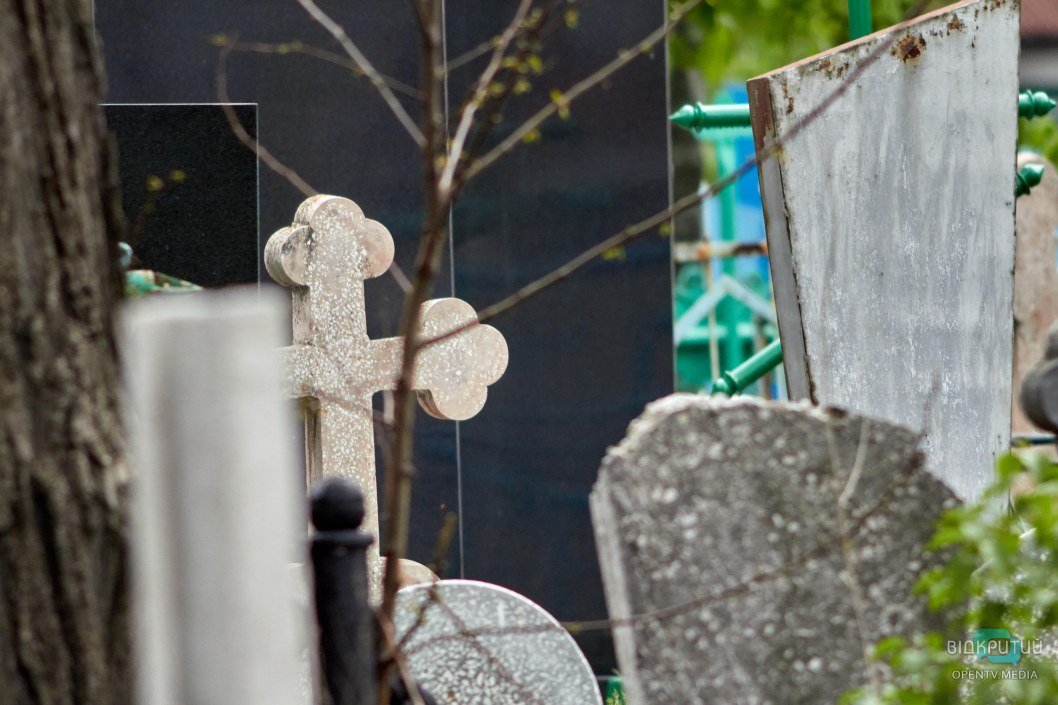 Полиция на въезде и таблички: что происходит на Новоклочковском кладбище в Днепре (ФОТО) - рис. 5