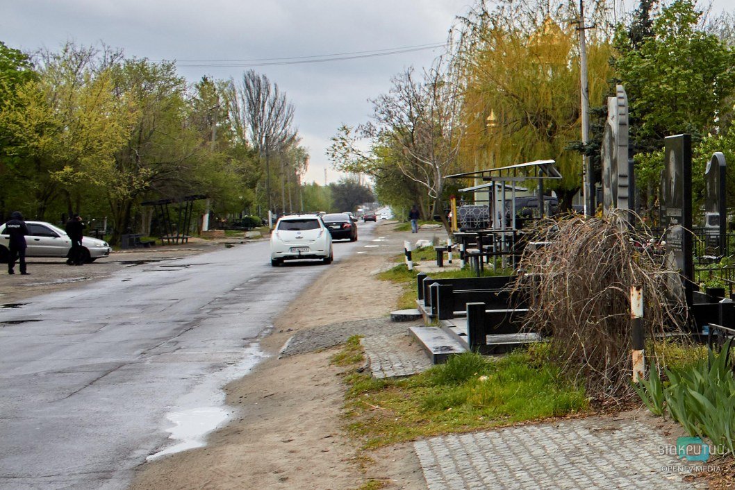 Полиция на въезде и таблички: что происходит на Новоклочковском кладбище в Днепре (ФОТО) - рис. 7