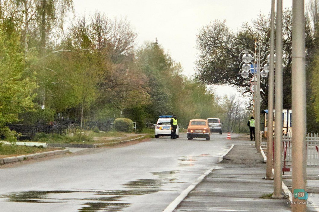 Полиция на въезде и таблички: что происходит на Новоклочковском кладбище в Днепре (ФОТО) - рис. 8