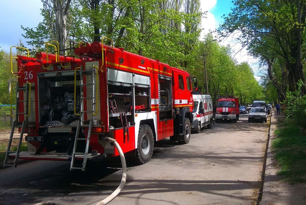 Под Днепром пожарные вытащили старушку из горящей квартиры