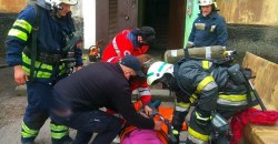 Под Днепром пожарные вытащили старушку из горящей квартиры - рис. 19