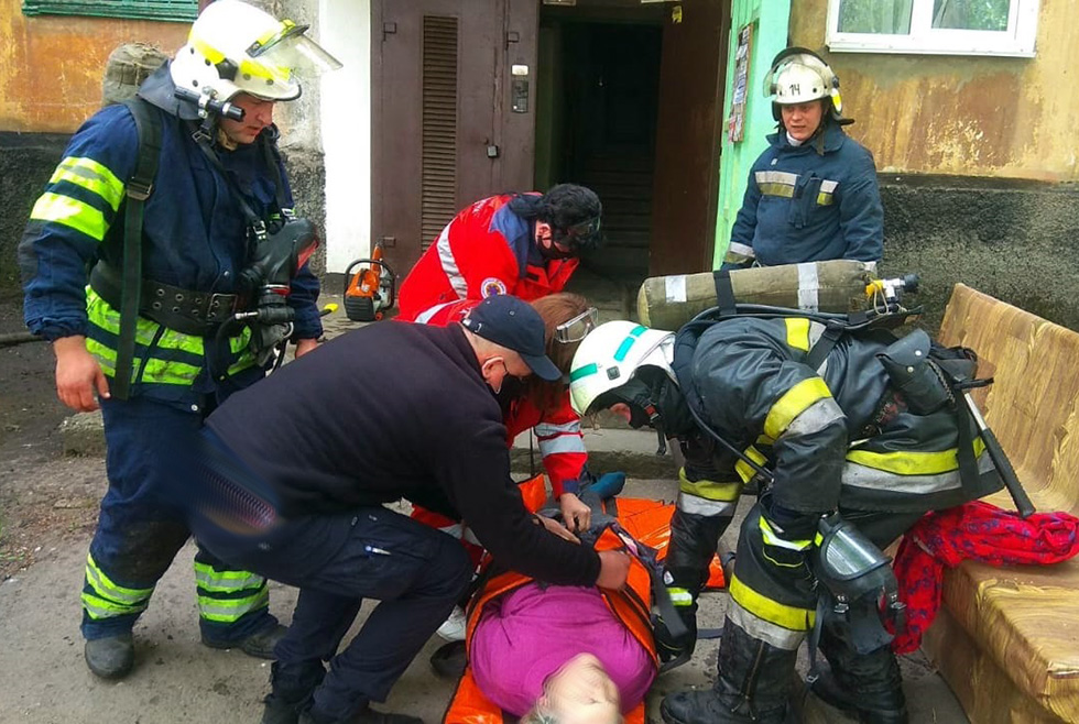 Под Днепром пожарные вытащили старушку из горящей квартиры
