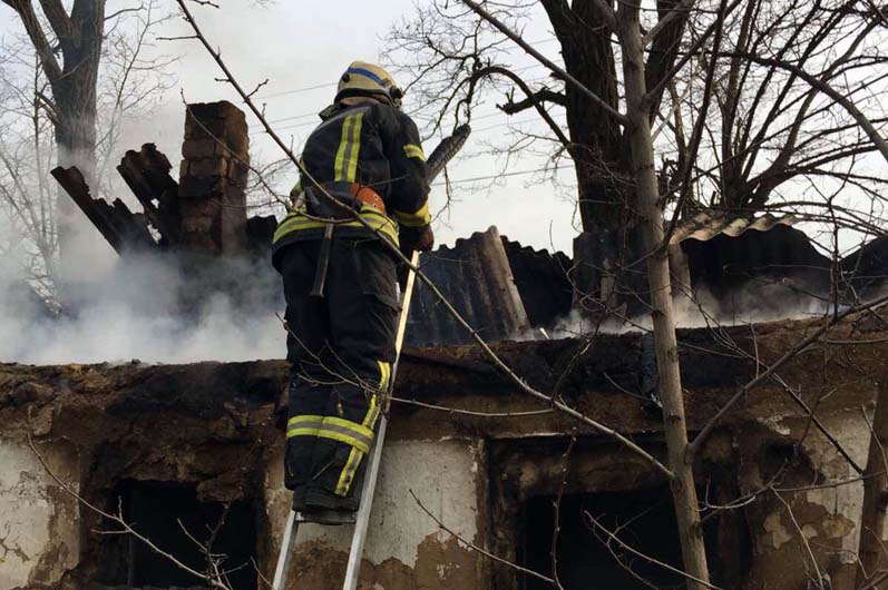 Под Днепром из-за пожара в частном доме пострадал мужчина