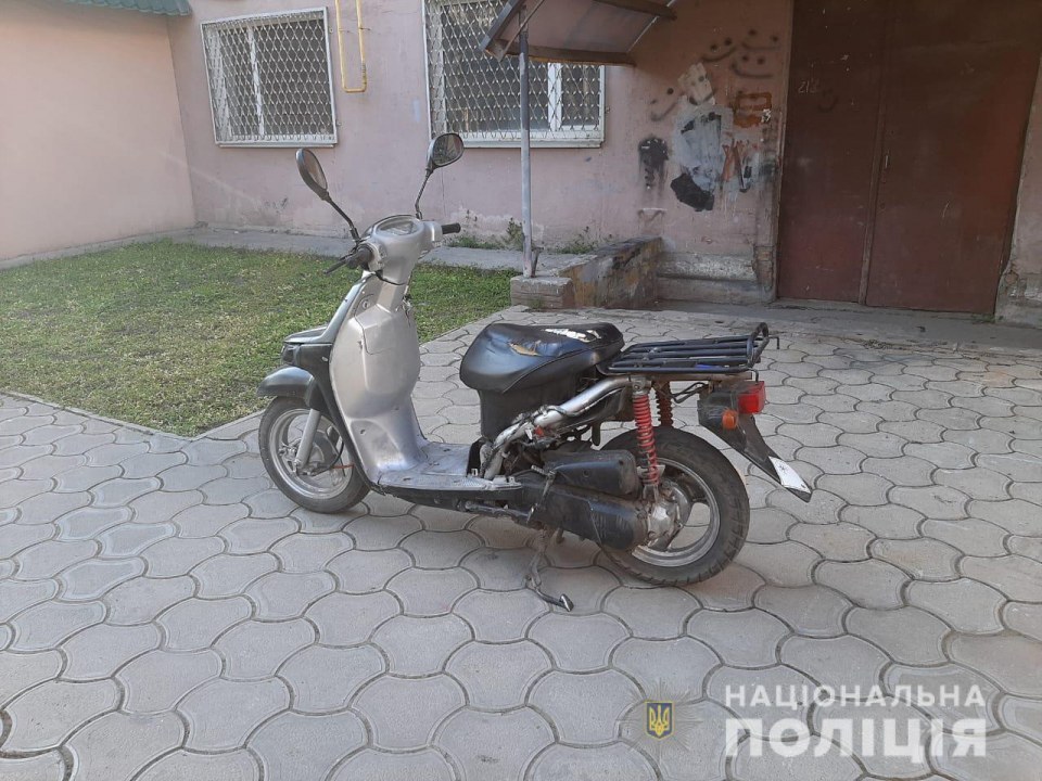 Оперативно: под Днепром полиция задержала преступников, которые угнали мопед и успели его продать