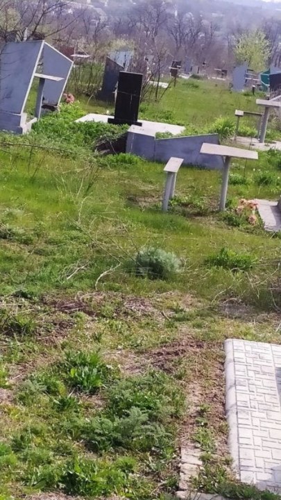 В Днепре вандалы изувечили на кладбище более двухсот могил - рис. 3