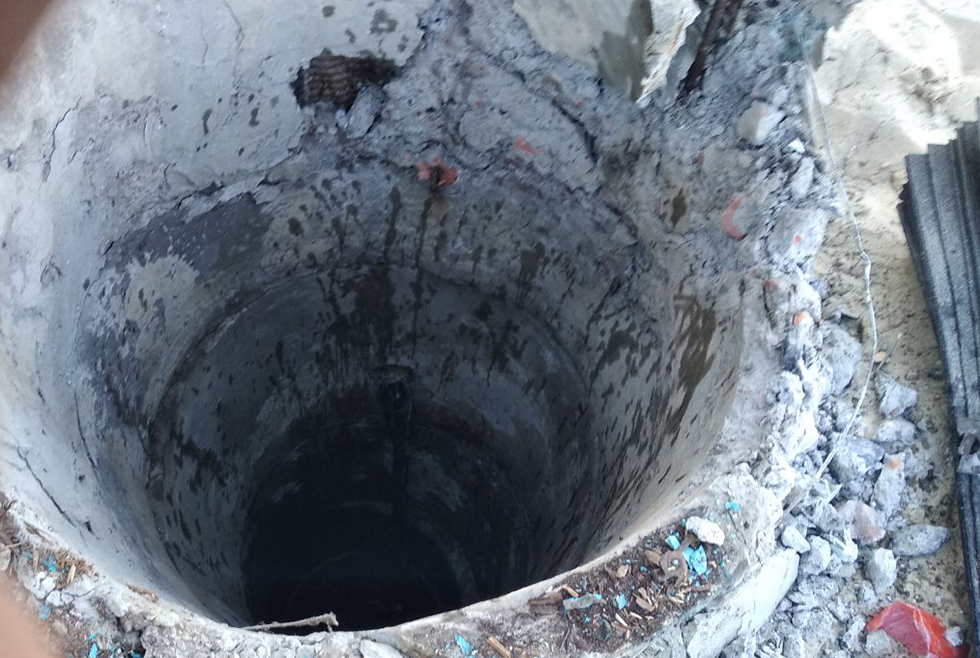 Под Днепром пес провалился в 12-метровый колодец