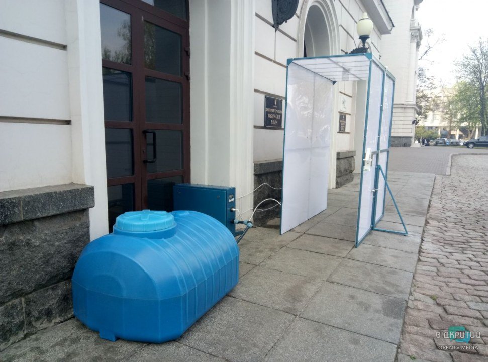 В Днепре возле облсовета установили дезинфицирующий тоннель