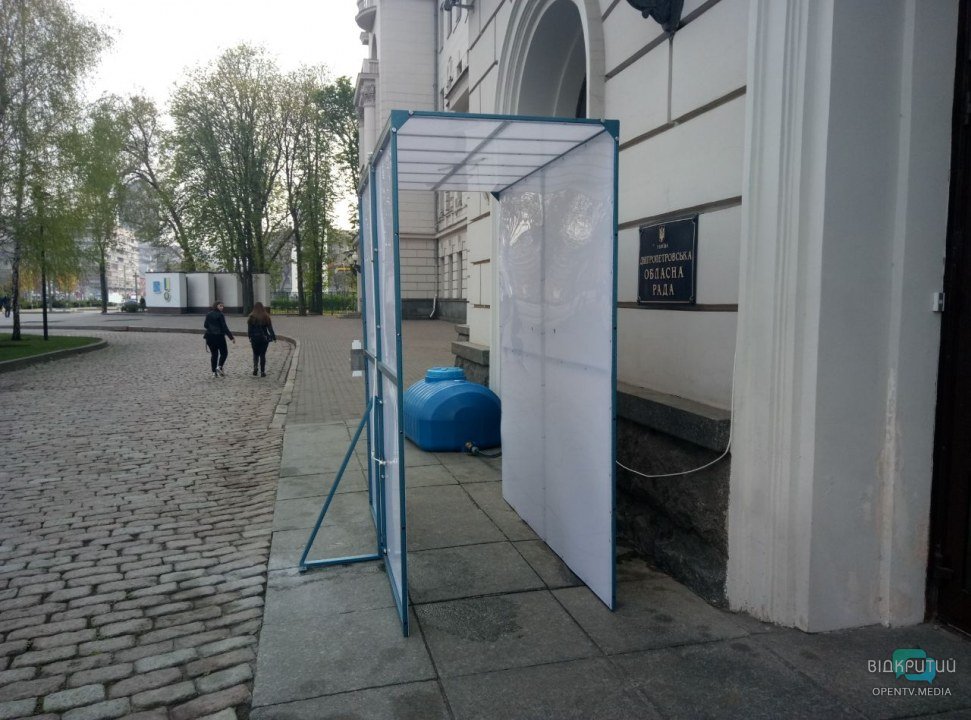 В Днепре возле облсовета установили дезинфицирующий тоннель