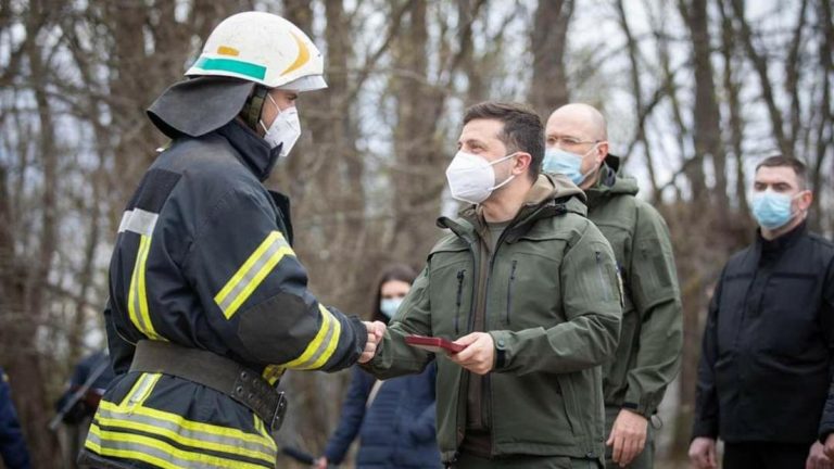 Зеленский наградил спасателей, которые тушат пожары в Чернобыльской зоне: двое из Днепропетровской области - рис. 1