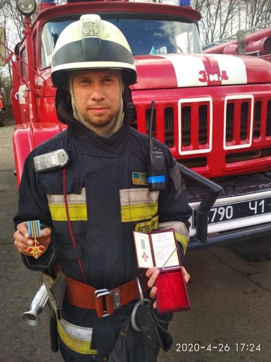 Зеленский наградил спасателей, которые тушат пожары в Чернобыльской зоне: двое из Днепропетровской области - рис. 3