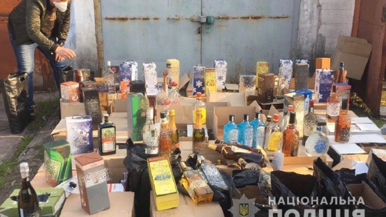 Под Днепром полиция задержала мужчину, который торговал контрафактным алкоголем через Интернет