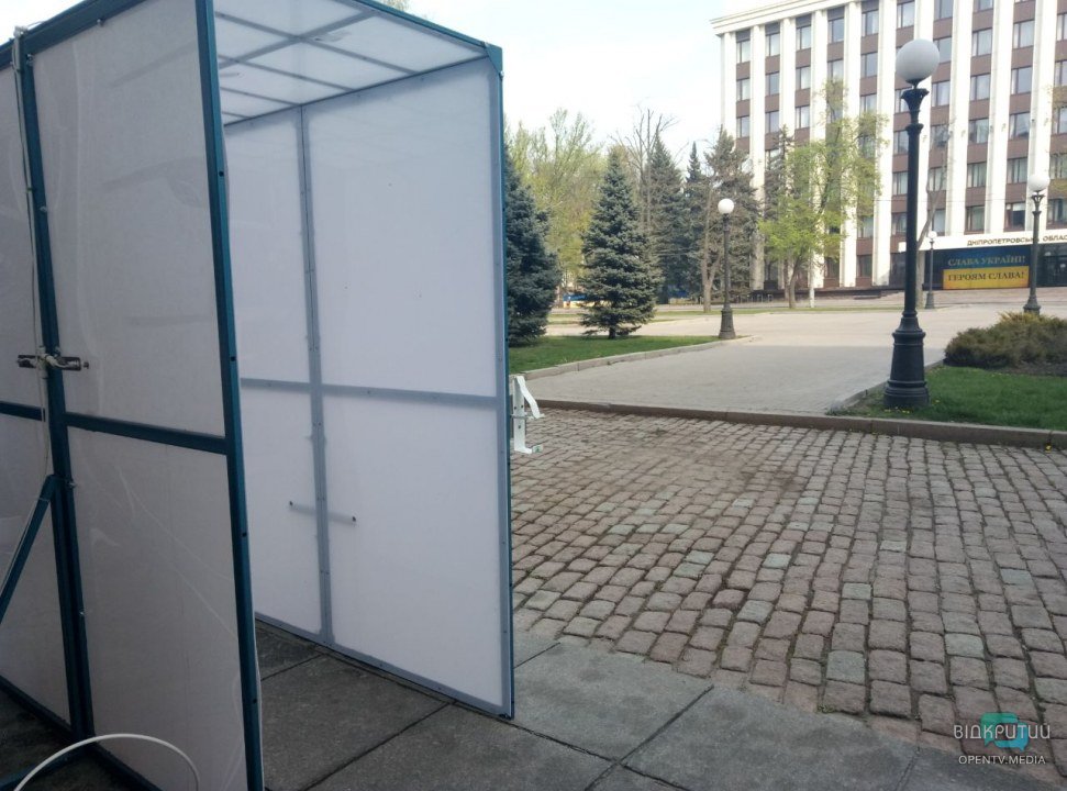 В Днепре возле облсовета установили дезинфицирующий тоннель