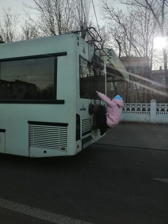 Не поминайте лихом: в Днепре женщина ехала на троллейбусе верхом (ФОТО) - рис. 1